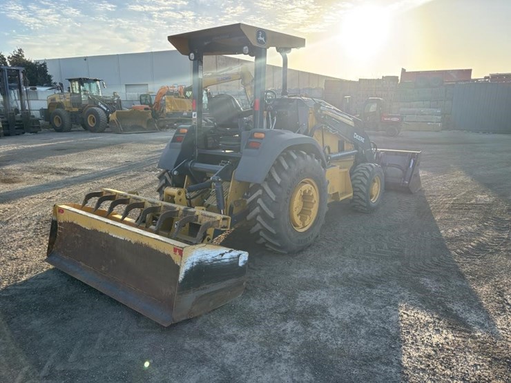 2020-deere-210l-image-3