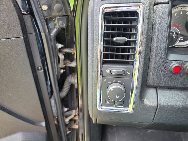 2014-dodge-1500-image-42
