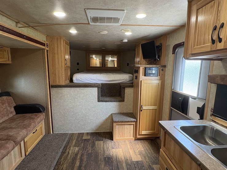 2018-bison-8011ldstlt-stock-combo-living-quarters-trailer-image-62
