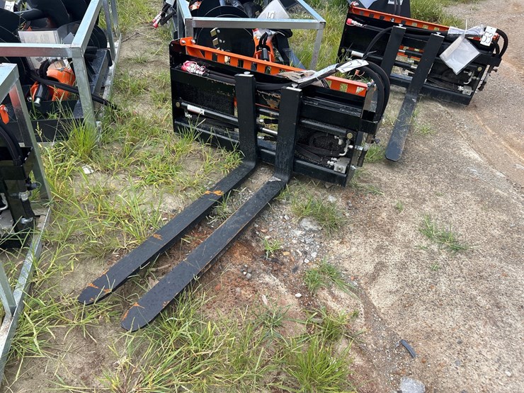 #43-•-48”-hydraulic-skid-steer-pallet-forks-image-1