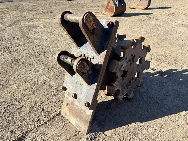 16"-twt-backhoe-compaction-wheel-image-3