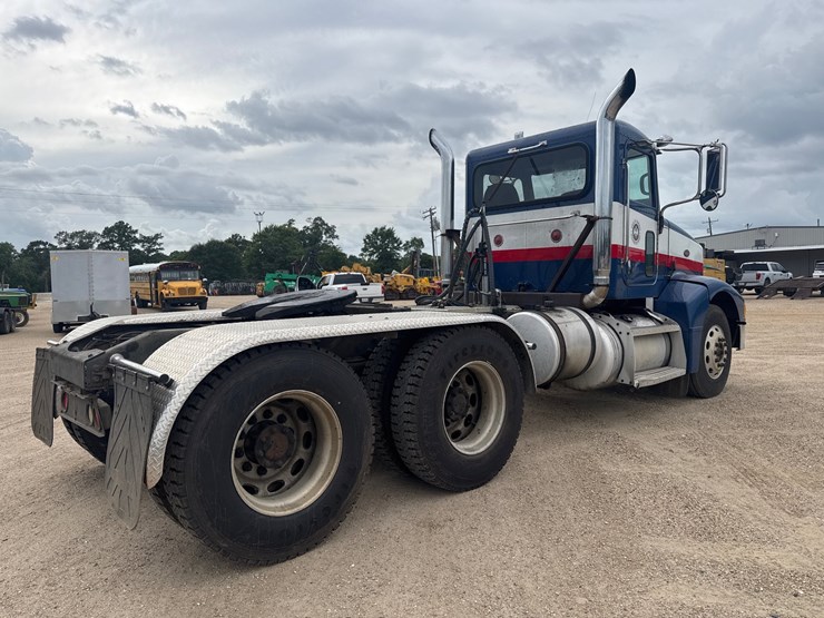 2006-peterbilt-385-image-3