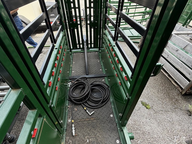new/unused-arrowquip-q-power-107-hydraulic-squeeze-chute-image-7