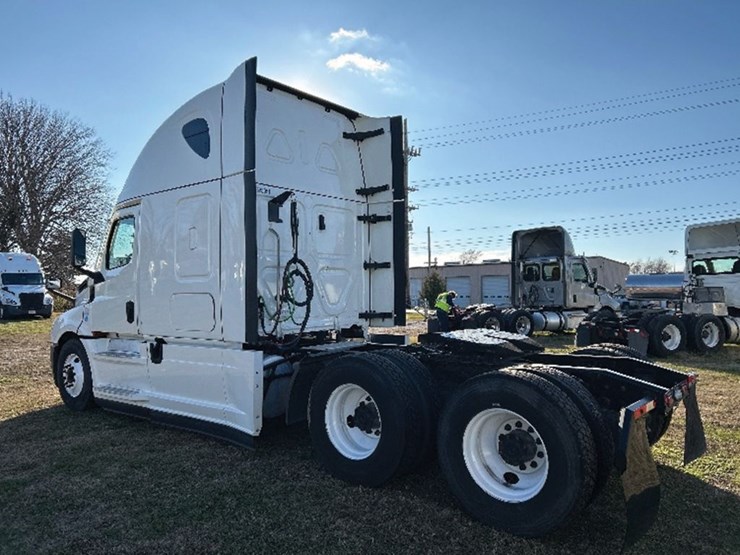 2022-freightliner-cascadia-126-image-2
