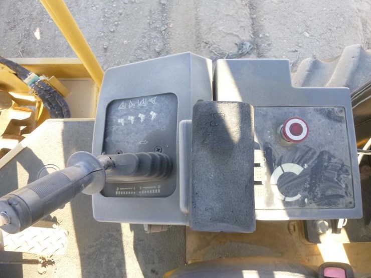 2011-caterpillar-cp56-image-10