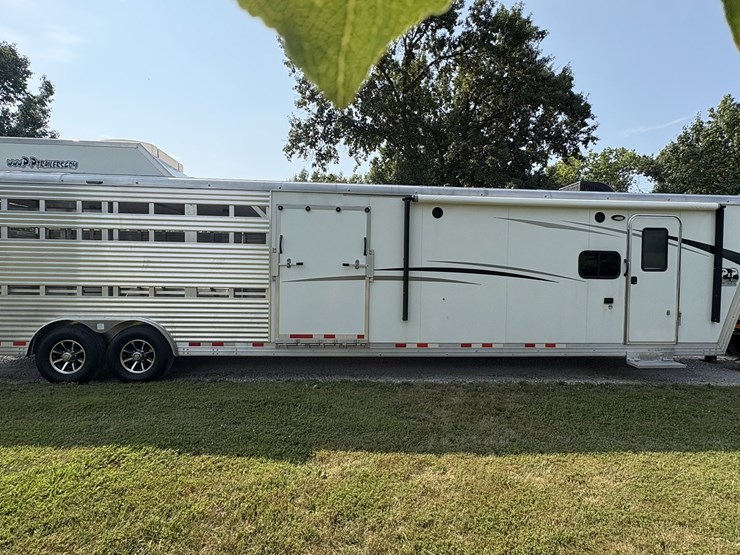 2018-bison-8011ldstlt-stock-combo-living-quarters-trailer-image-6