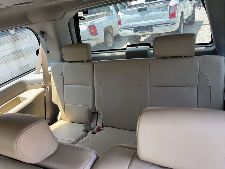 2011-nissan-armada-image-17