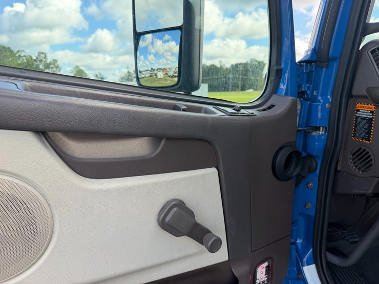 2016-volvo-vnl42t300-image-13