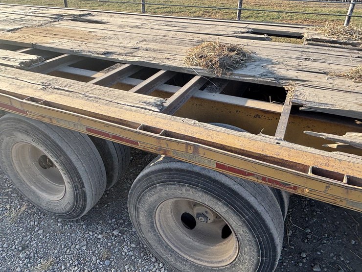 2001-haybuster-32'+5-tandem-dual-gooseneck-flatbed-trailer-image-7