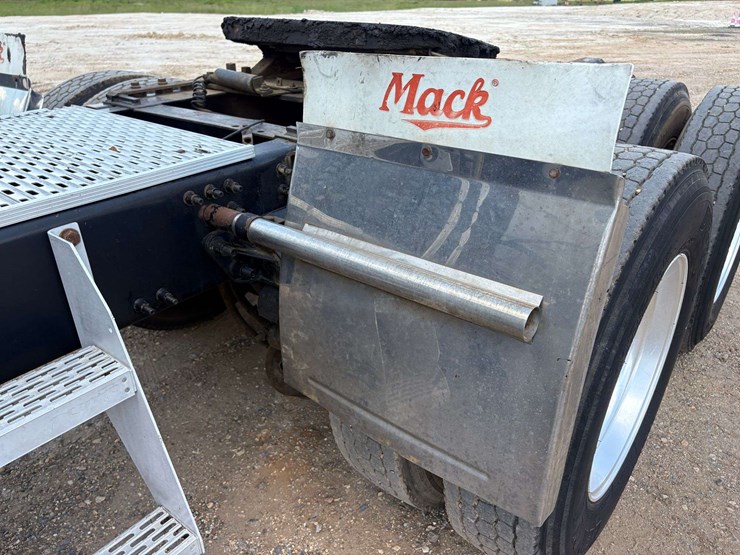 2005-mack-chn613-image-27