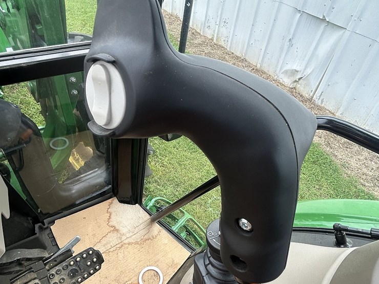 2024-john-deere-5075e-image-17