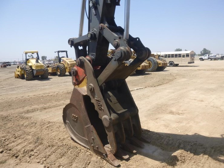 2011-deere-225d-lc-image-23