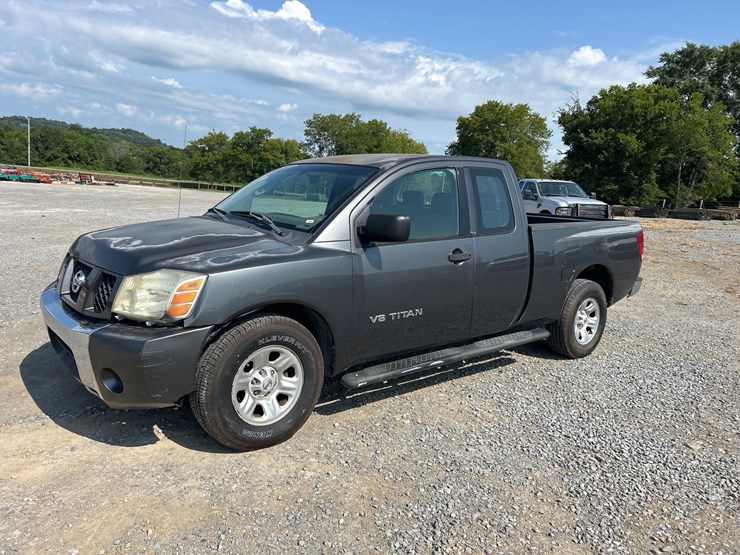 2005-nissan-titan-image-1