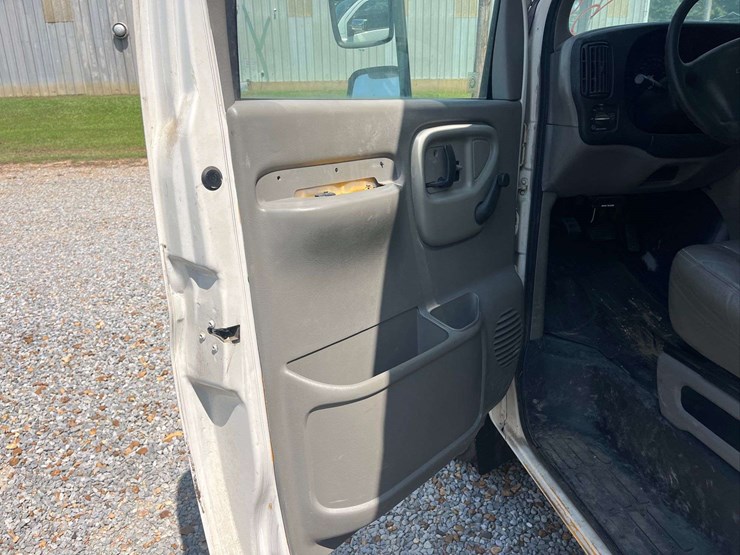 2001-chevrolet-express-bus-image-10