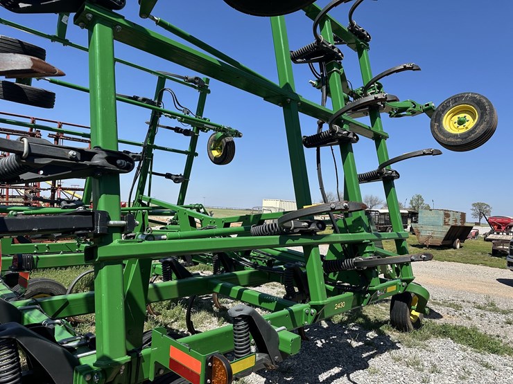2023-john-deere-2430-image-11
