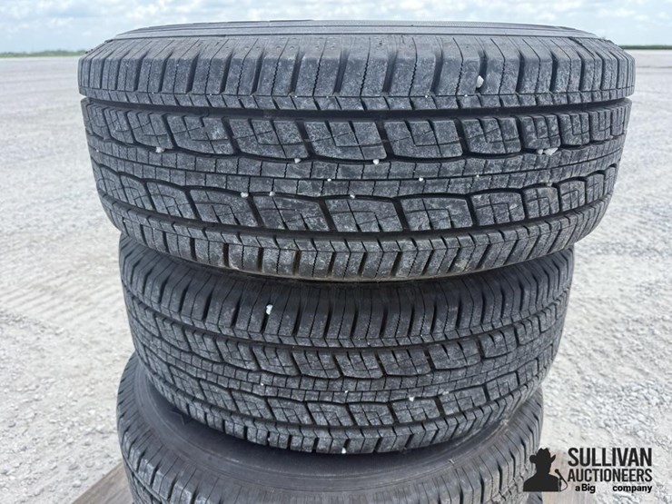 general-grabber-lt275/65r18-tires-on-8-bolt-ford-rims-image-5