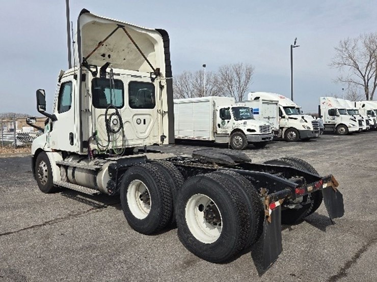 2021-freightliner-cascadia-126-image-2