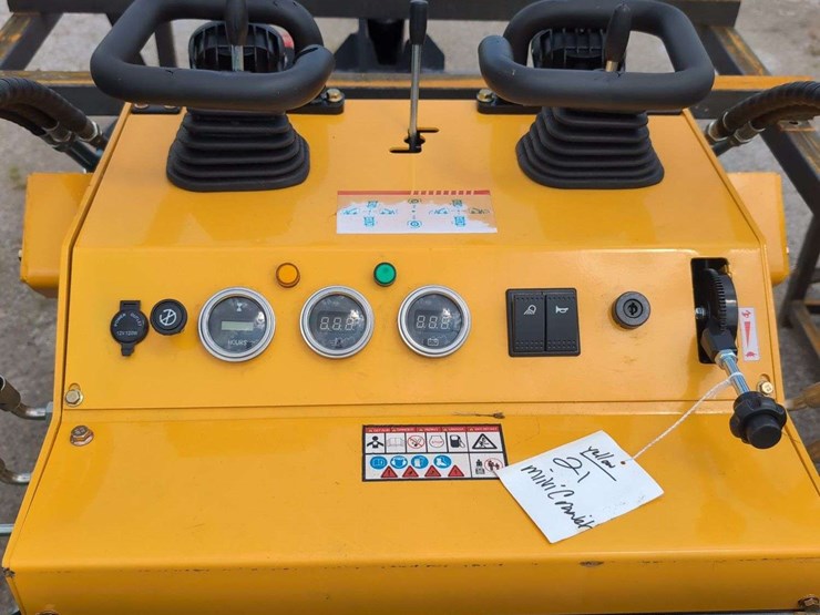zjg-mini-skid-steer-loader-zj-380-(yellow)---15hp-image-7