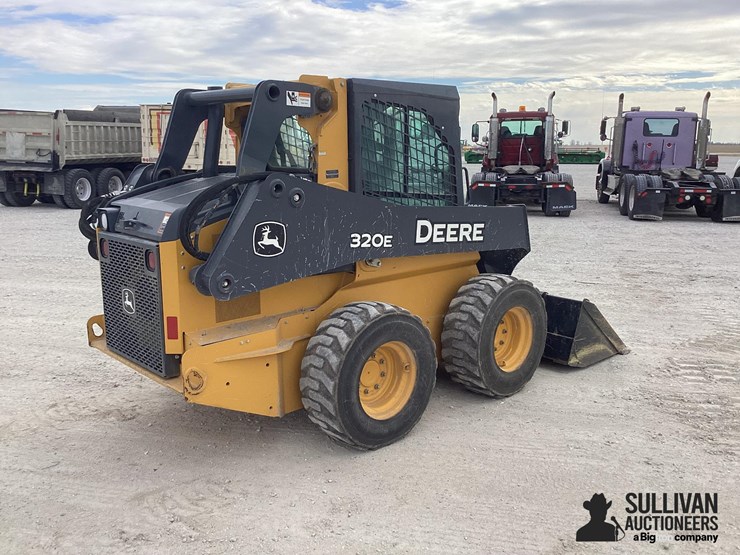 2016-deere-320e-image-5