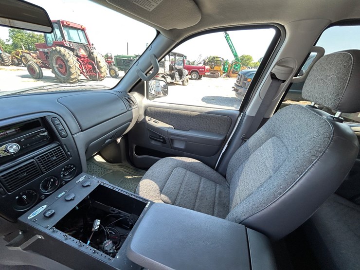 2005-ford-explorer-image-11