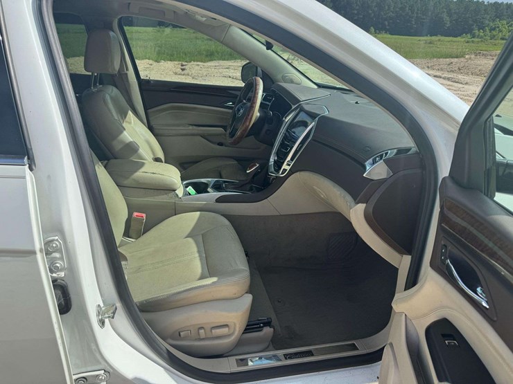 2014-cadillac-srx-image-14