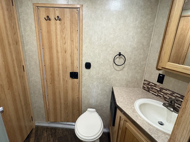 2018-bison-8011ldstlt-stock-combo-living-quarters-trailer-image-58