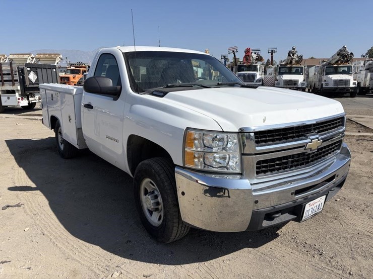 2010-chevrolet-silverado-2500-image-2