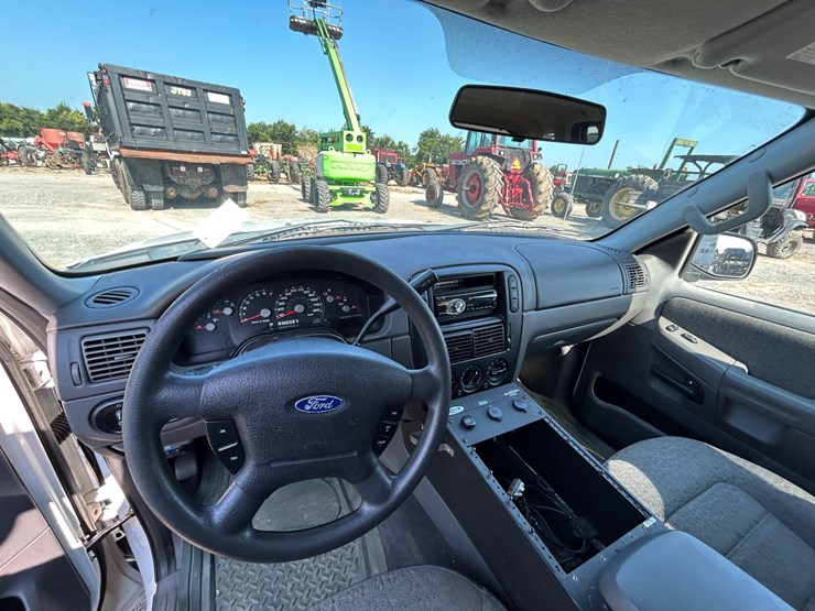 2005-ford-explorer-image-12