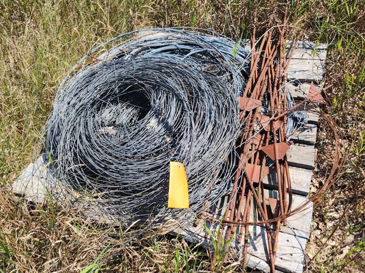 #2834-•-pallet-of-galvanized-fencing-wire-and-metal-stakes-image-1