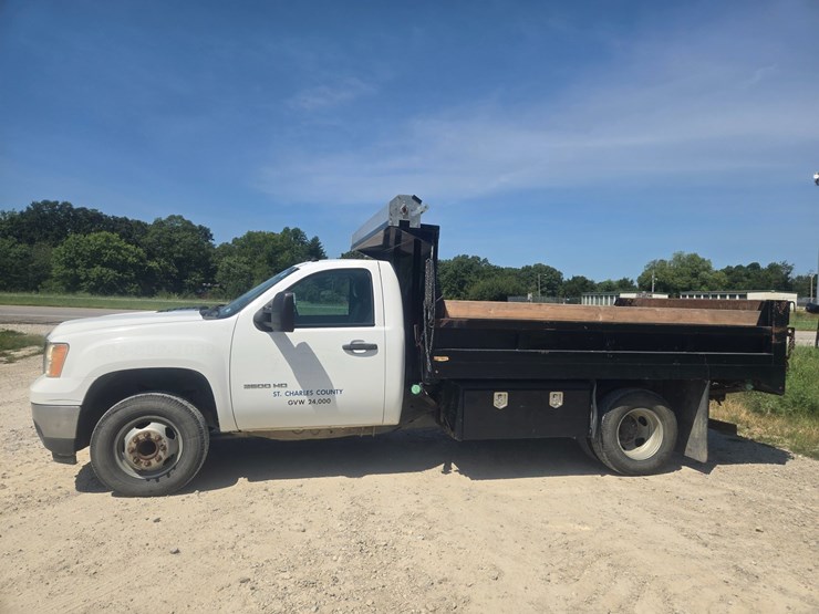 2013-gmc-sierra-3500-image-2