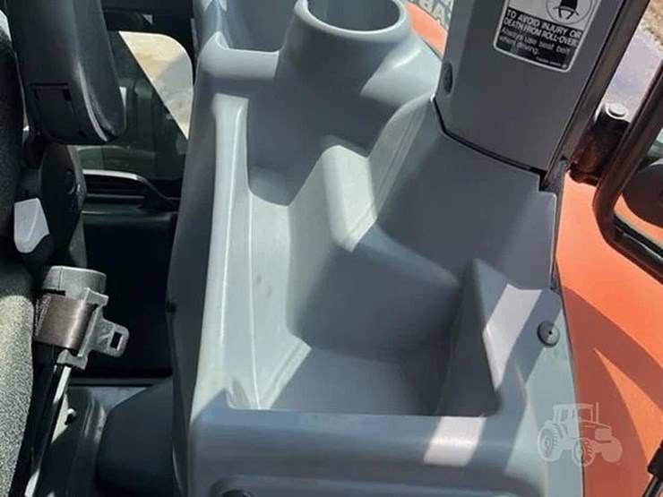 2015-kubota-m5-111d-image-29