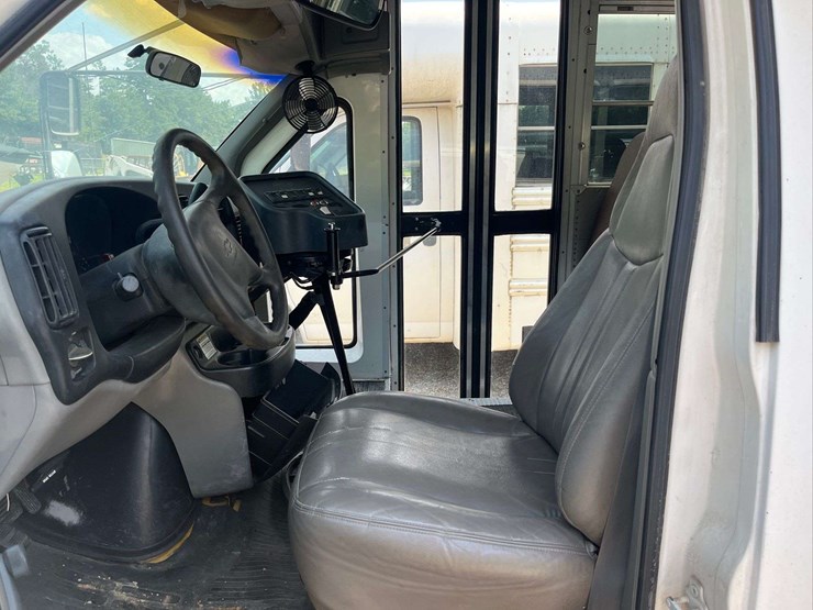 2001-chevrolet-express-bus-image-11