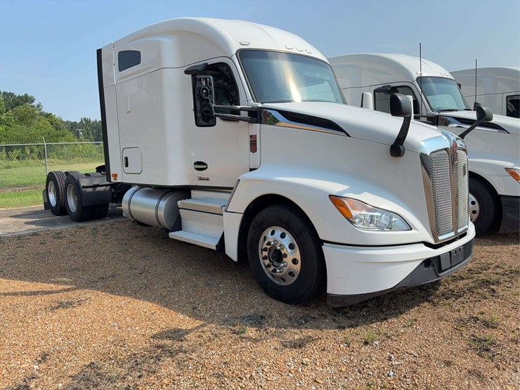 2022-kenworth-t680-image-2