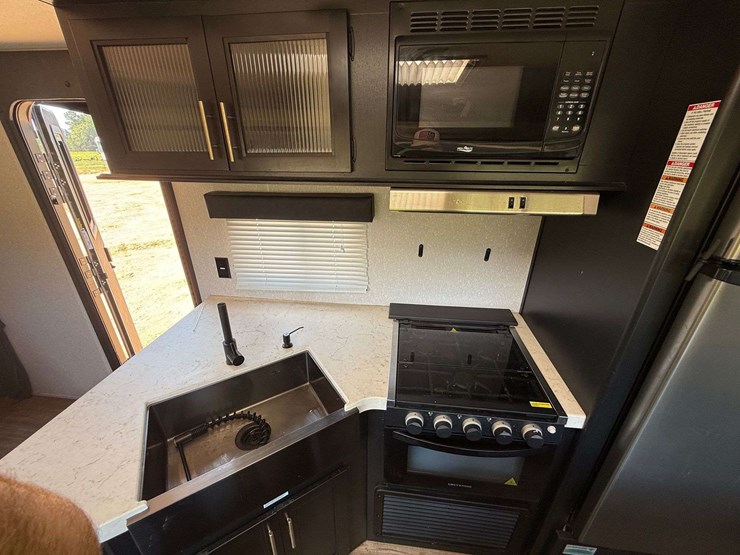 2022-grey-wolf-bumper-pull-camper-image-27