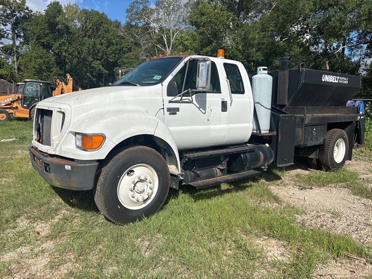 2004-ford-f750-image-1