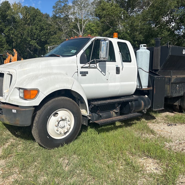 2004 FORD F750
