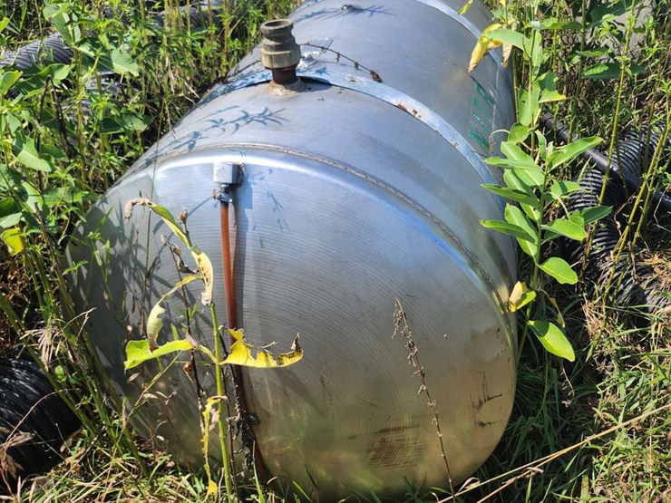 #2824-•-1500-gallon-poly-tank-with-stainless-steel-nitrogen-tank,-waterline-and-pvc-pipe-image-6