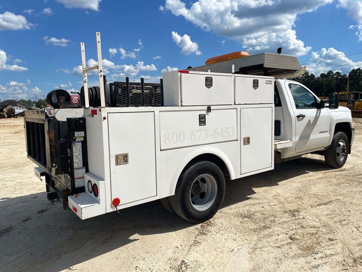 2017-chevrolet-silverado-3500-image-3