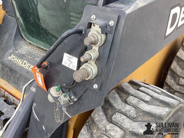 2016-deere-320e-image-12