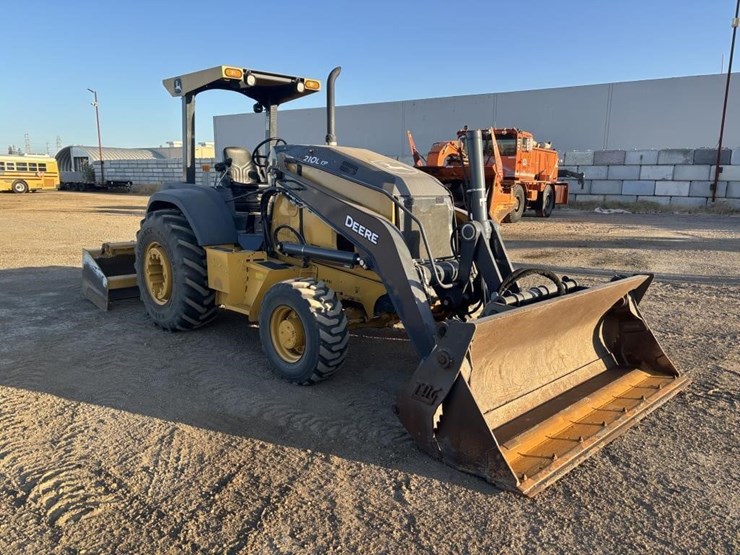 2020-deere-210l-image-2
