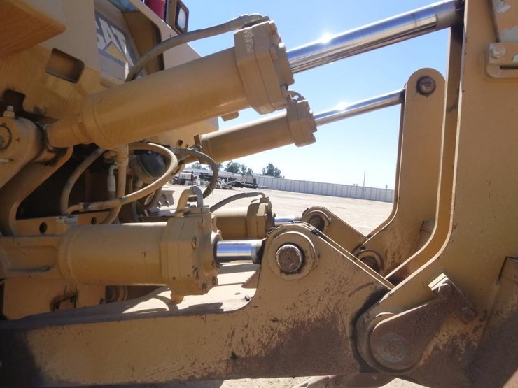 2012-caterpillar-d8t-image-38