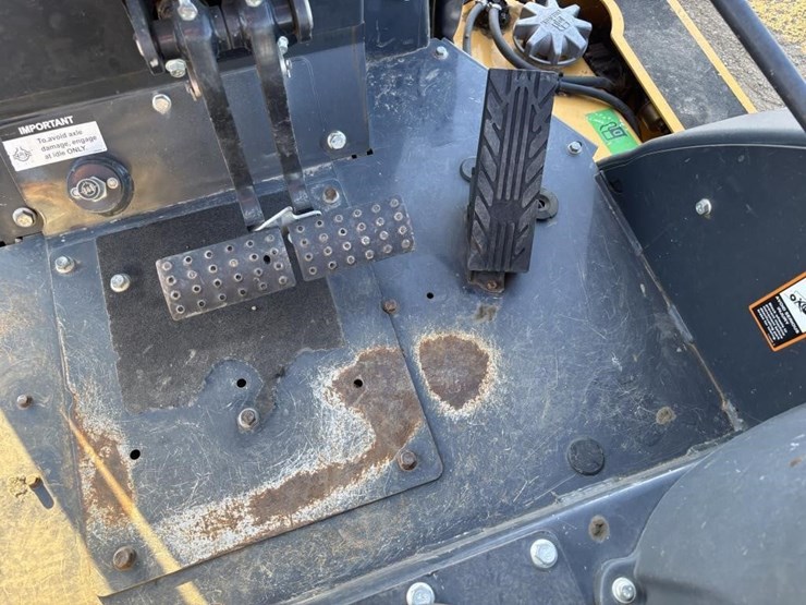 2020-deere-210l-image-43