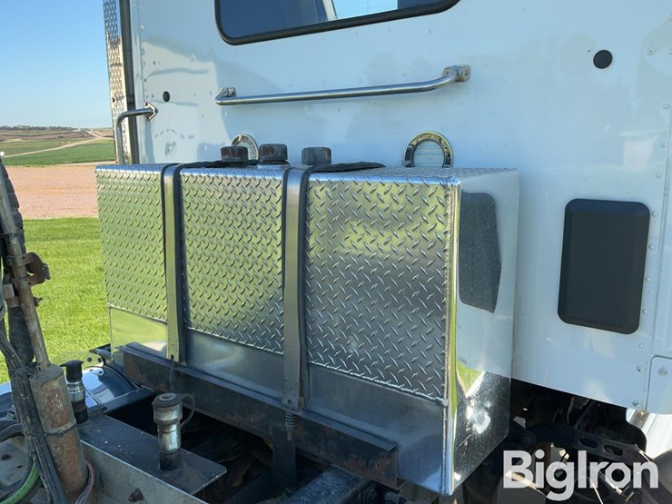 2019-peterbilt-567-image-18