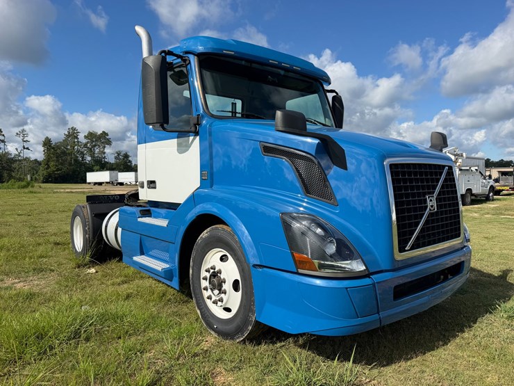 2016-volvo-vnl42t300-image-1