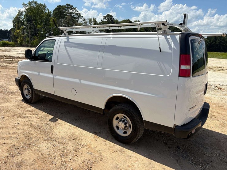 2018-chevrolet-express-2500-image-2