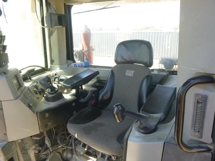 2012-caterpillar-d8t-image-9