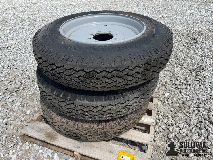 galaxy-9-22.5-tires-on-kinze-8-bolt-wheels-(bid-per-unit)-image-1
