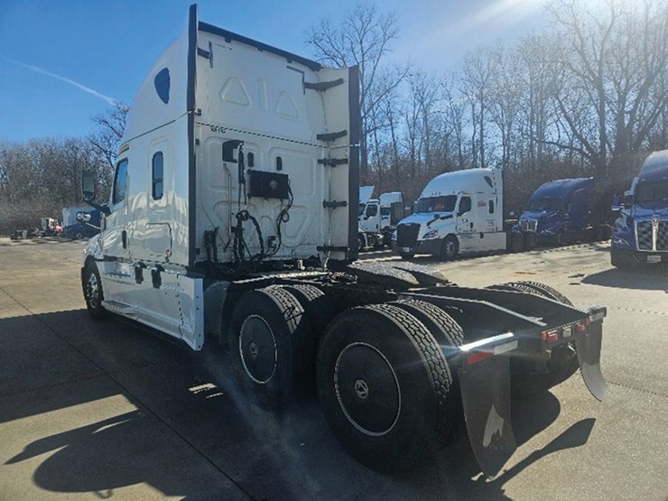 2020-freightliner-cascadia-126-image-2