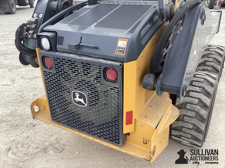 2016-deere-320e-image-15