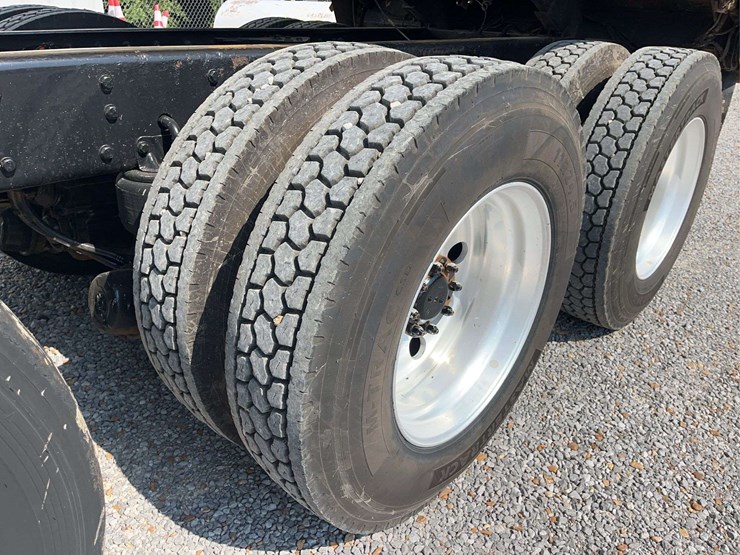 2019-kenworth-t8-series-dump-truck-image-24